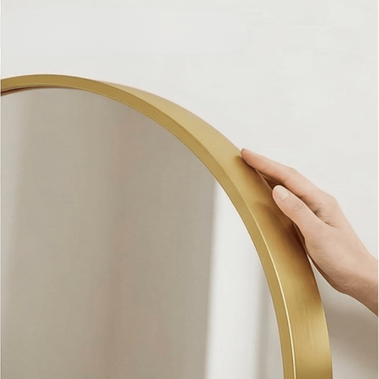 مرآة بإطار ألمنيوم فاخر بقاعدة ذهبية - Rekaz Home