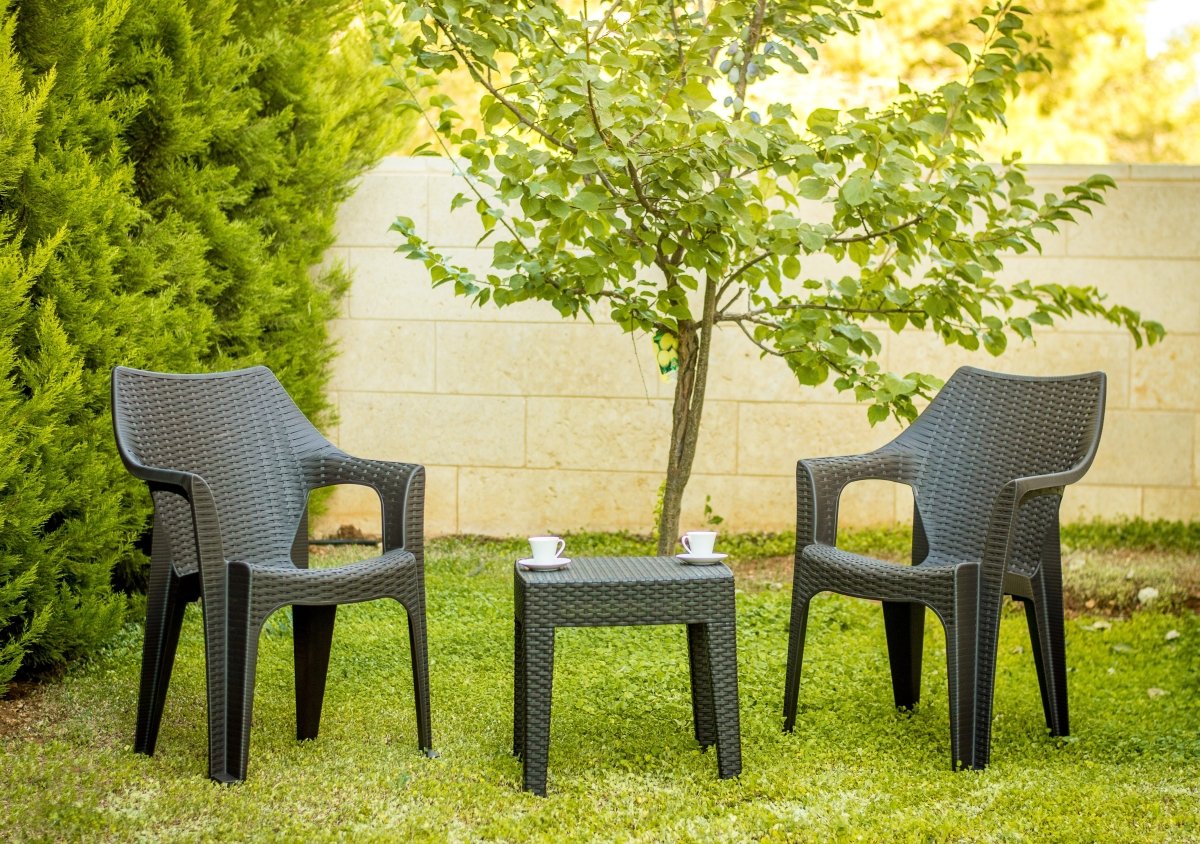 كرسي بابل راتان بلاستيكي بذراعين من سامبا - Rekaz Home