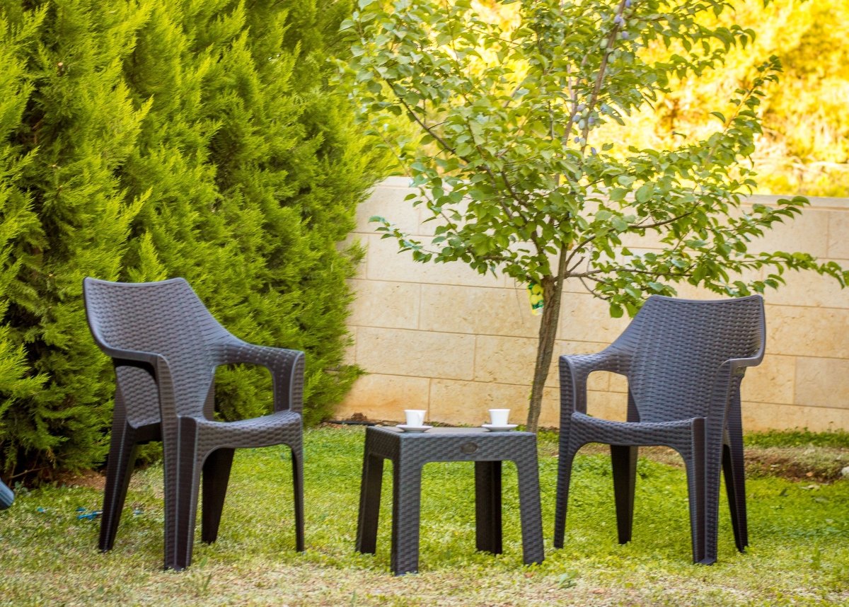 كرسي بابل راتان بلاستيكي بذراعين من سامبا - Rekaz Home