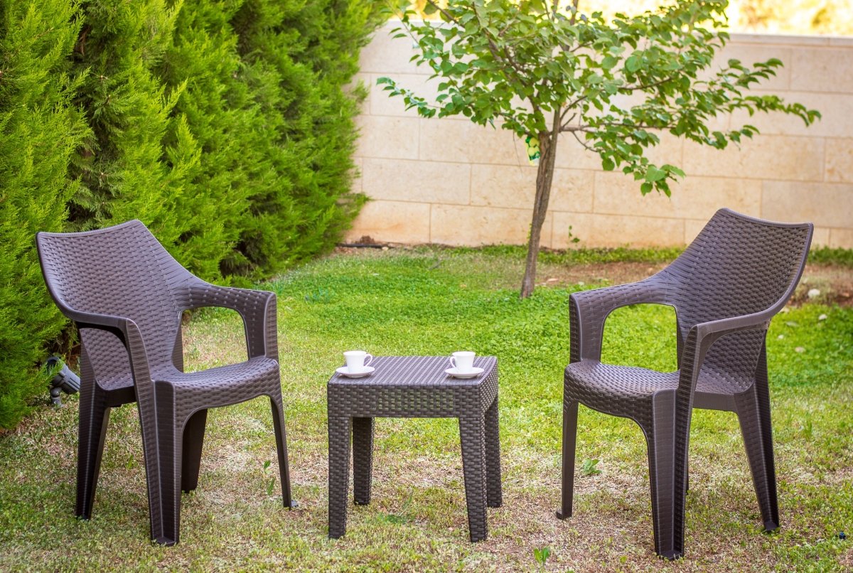كرسي بابل راتان بلاستيكي بذراعين من سامبا - Rekaz Home