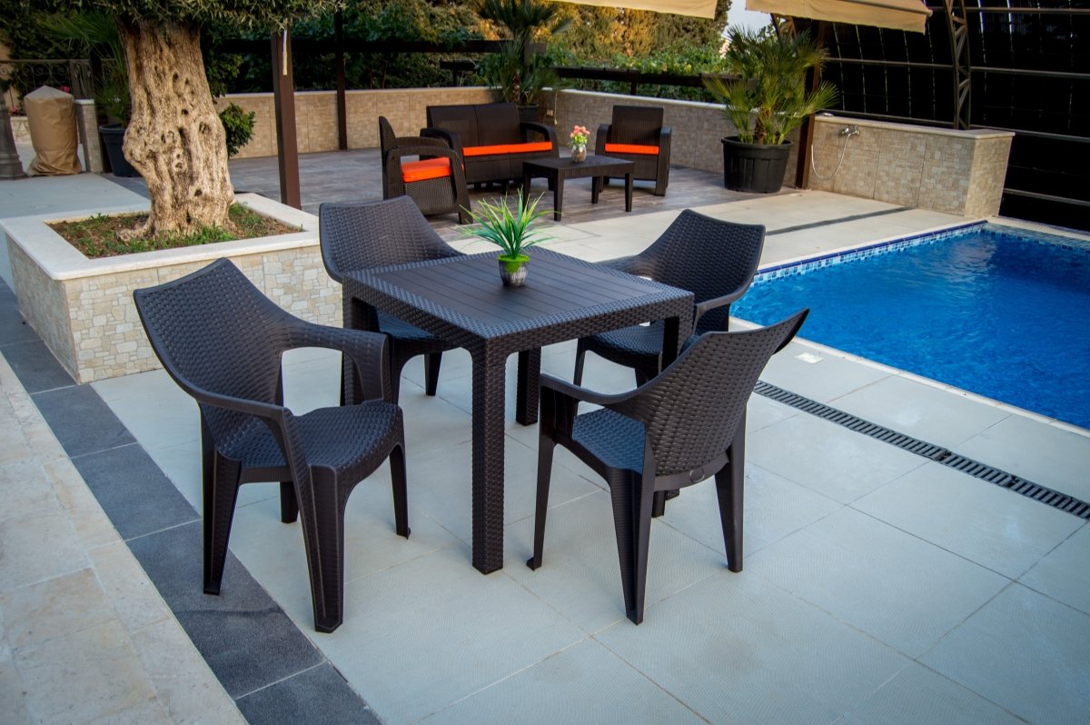 كرسي بابل راتان بلاستيكي بذراعين من سامبا - Rekaz Home