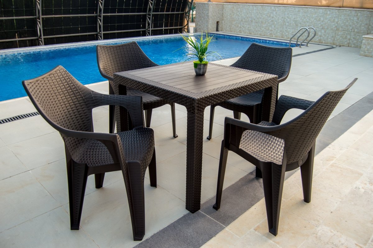 كرسي بابل راتان بلاستيكي بذراعين من سامبا - Rekaz Home