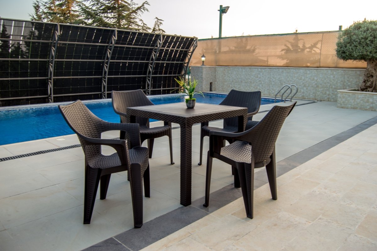 كرسي بابل راتان بلاستيكي بذراعين من سامبا - Rekaz Home